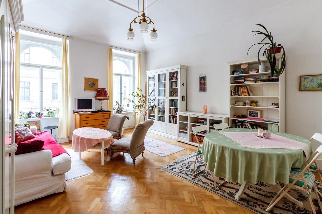 Luminoso salón en vivienda de Valladolid, ideal para venta en primavera